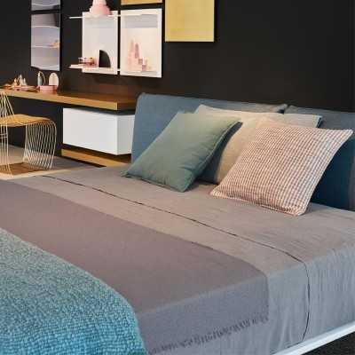 Cama Yale con cabecero bajo de MDF Italia en Moises Showroom Cama Yale con cabecero bajo de MDF Italia en Moises Showroom