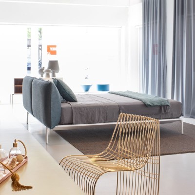 Cama Yale con cabecero bajo de MDF Italia en Moises Showroom Cama Yale con cabecero bajo de MDF Italia en Moises Showroom