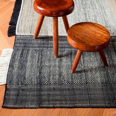 ambiente detalle alfombra Tres negro Nanimarquina ambiente detalle alfombra Tres negro Nanimarquina