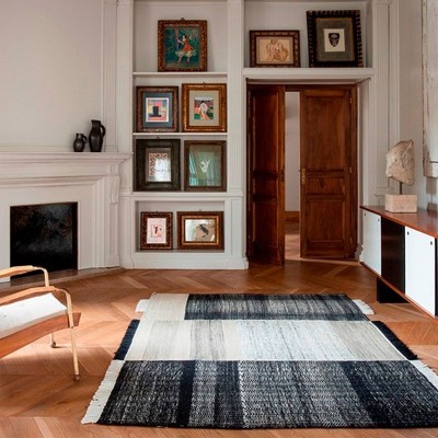 sala con alfombra Tres negro Nanimarquina sala con alfombra Tres negro Nanimarquina
