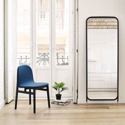 Espejo de pie negro Vertical Mirror de Omelette Editions en Moises Showroom Espejo de pie negro Vertical Mirror de Omelette Editions en Moises Showroom