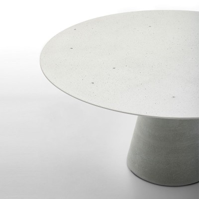 Mesa Rock cemento granallado blanco de MDF Italia en Moises Showroom Mesa Rock cemento granallado blanco de MDF Italia en Moises Showroom
