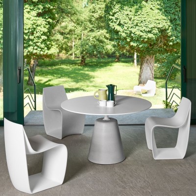 Mesa Rock cemento granallado blanco de MDF Italia en Moises Showroom Mesa Rock cemento granallado blanco de MDF Italia en Moises Showroom