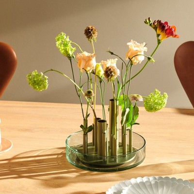 Ikeru Low jarrón Fritz Hansen con arreglo floral Ikeru Low jarrón Fritz Hansen con arreglo floral