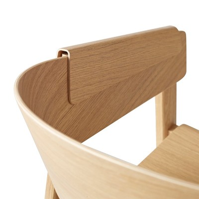 Detalle brazo silla Cover Armchair de Muuto acabado Roble Detalle brazo silla Cover Armchair de Muuto acabado Roble