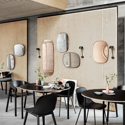 Espejo Framed Mirror Large de Muuto en Moises Showroom Espejo Framed Mirror Large de Muuto en Moises Showroom