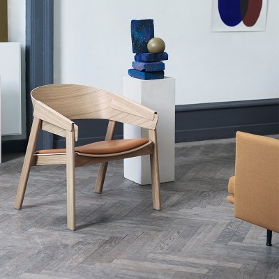 Butaca Cover Lounge Chair roble y piel cognac de Muuto en Moises Showroom Butaca Cover Lounge Chair roble y piel cognac de Muuto en Moises Showroom