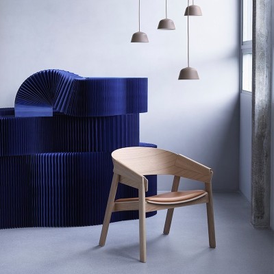 Butaca Cover Lounge Chair roble y piel cognac de Muuto en Moises Showroom