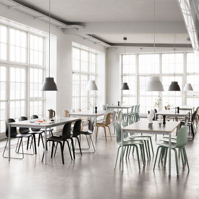 Visu chair wood base de Muuto en Moises Showroom Visu chair wood base de Muuto en Moises Showroom