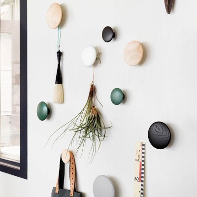 Percheros Dots de Muuto en Moises Showroom Percheros Dots de Muuto en Moises Showroom