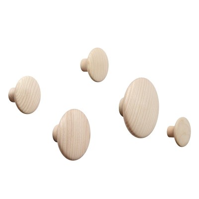 Conjunto de 5 cabides de madeira DOTS da Muuto Conjunto de 5 cabides de madeira DOTS da Muuto