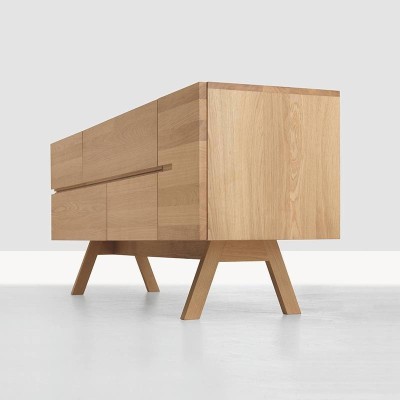 Aparador Low Atelier de Zeitraum en Roble macizo  en Moises Showroom