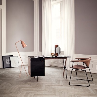 Silla Masculo Dining con base patín de Gubi en Moises Showroom Silla Masculo Dining con base patín de Gubi en Moises Showroom