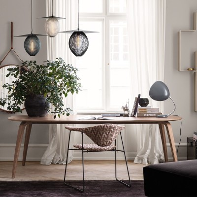 Silla Masculo Dining con base patín de Gubi en Moises Showroom Silla Masculo Dining con base patín de Gubi en Moises Showroom