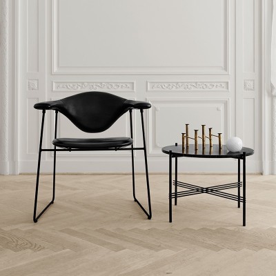 Silla Masculo Dining con base patín de Gubi en Moises Showroom Silla Masculo Dining con base patín de Gubi en Moises Showroom