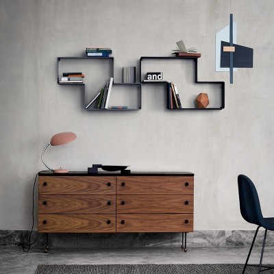 Dedal Shelf de Gubi en ambiente 4 Moises Showroom Dedal Shelf de Gubi en ambiente 4 Moises Showroom