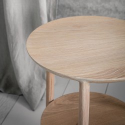 ambiente detalle mesa Bok auxiliar roble Ethnicraft ambiente detalle mesa Bok auxiliar roble Ethnicraft