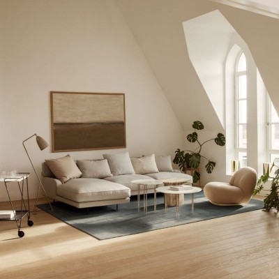 Sofá Flaneur chaiselongue de Gubi en ambiente Moises Showroom Sofá Flaneur chaiselongue de Gubi en ambiente Moises Showroom