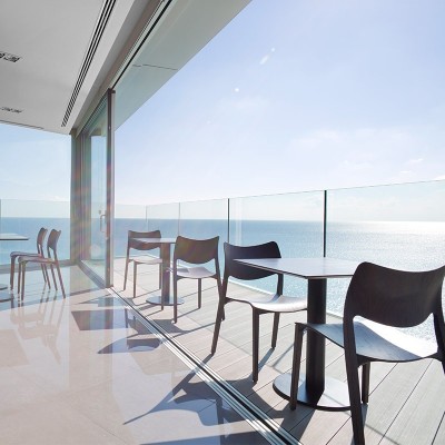 exterior con Mesa Zero Stua cuadrada