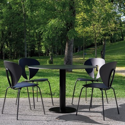 ambiente exterior con Mesa Zero Stua y sillas globus polipropileno