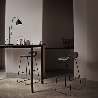 mesa alta con lámpara Bestlite BL1 sobremesa Gubi