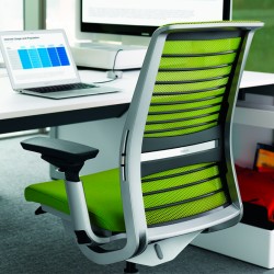 Silla Think de Steelcase con respaldo de malla en Moises Showroom Silla Think de Steelcase con respaldo de malla en Moises Showroom
