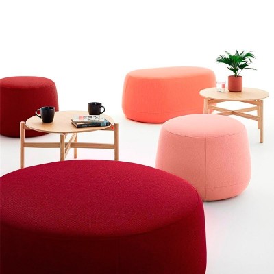 ambiente con poufs Mole y mesa Domus de Omelette