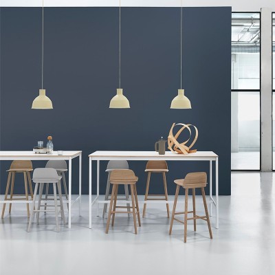 Taburete Nerd de Muuto ambiente en Moises Showroom Taburete Nerd de Muuto ambiente en Moises Showroom
