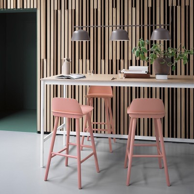 Taburete Nerd de Muuto ambiente en Moises Showroom Taburete Nerd de Muuto ambiente en Moises Showroom
