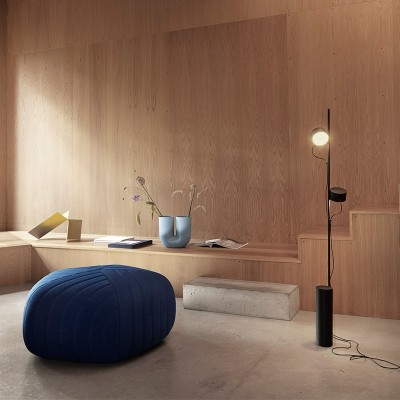 Lámpara de pie Post Floor Lamp de Muuto en Moises Showroom Lámpara de pie Post Floor Lamp de Muuto en Moises Showroom
