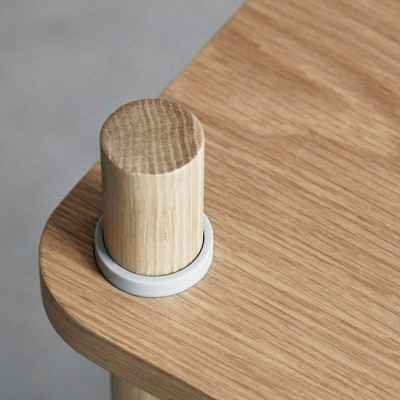 detalle cuñas grises Jam estantería roble Normann Copenhagen detalle cuñas grises Jam estantería roble Normann Copenhagen