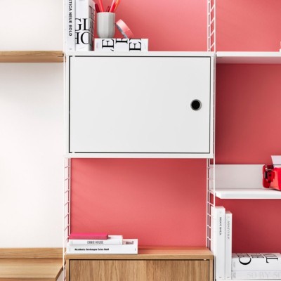 detalle ambiente String system cabinet blanco puerta batiente