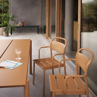 Silla con brazos Linear Steel Burnt Orange de Muuto en Moises Showroom Silla con brazos Linear Steel Burnt Orange de Muuto en Moises Showroom