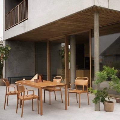 Silla con brazos Linear Steel Burnt Orange de Muuto en Moises Showroom Silla con brazos Linear Steel Burnt Orange de Muuto en Moises Showroom