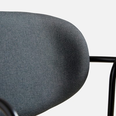 detalle respaldo silla Frame Woud negro detalle respaldo silla Frame Woud negro