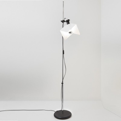 Lámpara Triedro Stilnovo Joe Colombo Moises Showroom
