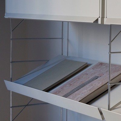 ambiente detalle estante inclinado Mobles 114 blanco ambiente detalle estante inclinado Mobles 114 blanco