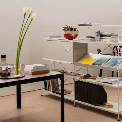 despacho con Tria Shelving system estante inclinado blanco Mobles 114 despacho con Tria Shelving system estante inclinado blanco Mobles 114