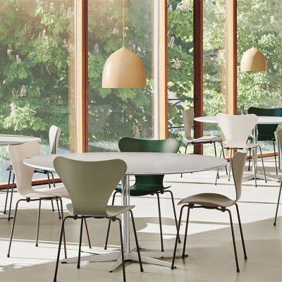 Table circulaireFritz Hansen hauteur 72 par Arne Jacobsen Table circulaireFritz Hansen hauteur 72 par Arne Jacobsen