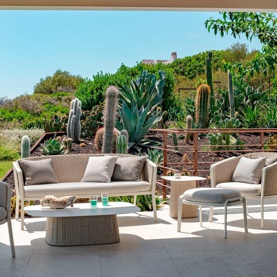 ambiente exterior con mesas bajas Carousel Emu