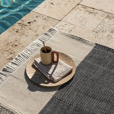 detalle trama alfombra Tres Outdoor Nanimarquina negra