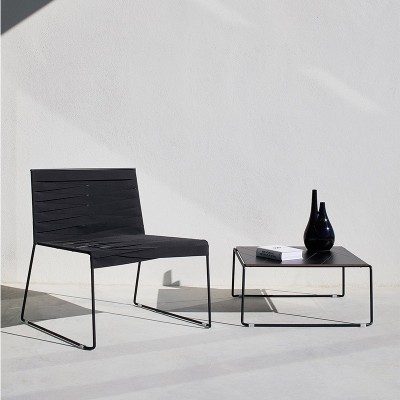 exterior con silla lounge Espiga negra y mesa baja exterior con silla lounge Espiga negra y mesa baja