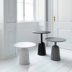 Mesa auxiliar Turn Table de Normann Copenhagen color warm grey en Moises Showroom Mesa auxiliar Turn Table de Normann Copenhagen color warm grey en Moises Showroom