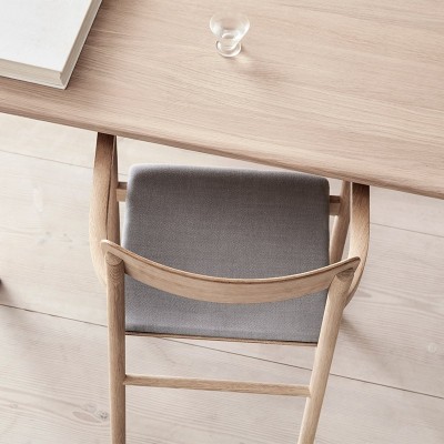 ambiente detalle Fredericia silla Post fresno lacado asiento tapizado gris ambiente detalle Fredericia silla Post fresno lacado asiento tapizado gris