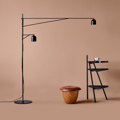 Lámpara de pie Awkward Light Floor de Karakter Copenhagen en Moises Showroom Lámpara de pie Awkward Light Floor de Karakter Copenhagen en Moises Showroom