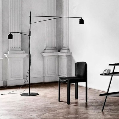 Lámpara de pie Awkward Light Floor de Karakter Copenhagen en Moises Showroom Lámpara de pie Awkward Light Floor de Karakter Copenhagen en Moises Showroom