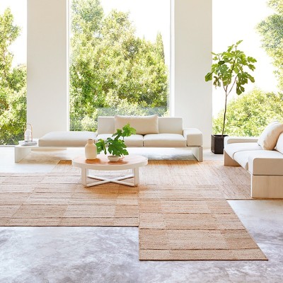 Ambiente con alfombra Kilim Roots 03 de Gan Rugs en Moises Showroom Ambiente con alfombra Kilim Roots 03 de Gan Rugs en Moises Showroom
