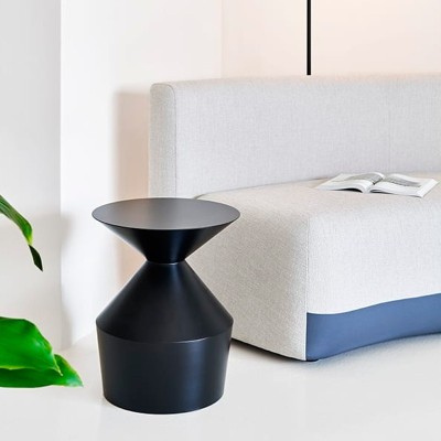 Mesa Shape O de Viccarbe en Moises Showroom Mesa Shape O de Viccarbe en Moises Showroom
