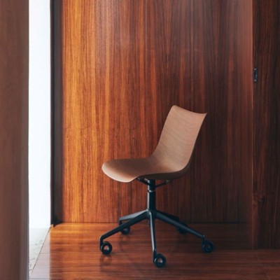 SILLA-Q-WOOD-AMBIENTADA_KARTELL_MOISES-SHOWROOM SILLA-Q-WOOD-AMBIENTADA_KARTELL_MOISES-SHOWROOM