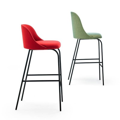 Taburete Aleta respaldo bajo y alto de Viccarbe en Moises Showroom Taburete Aleta respaldo bajo y alto de Viccarbe en Moises Showroom